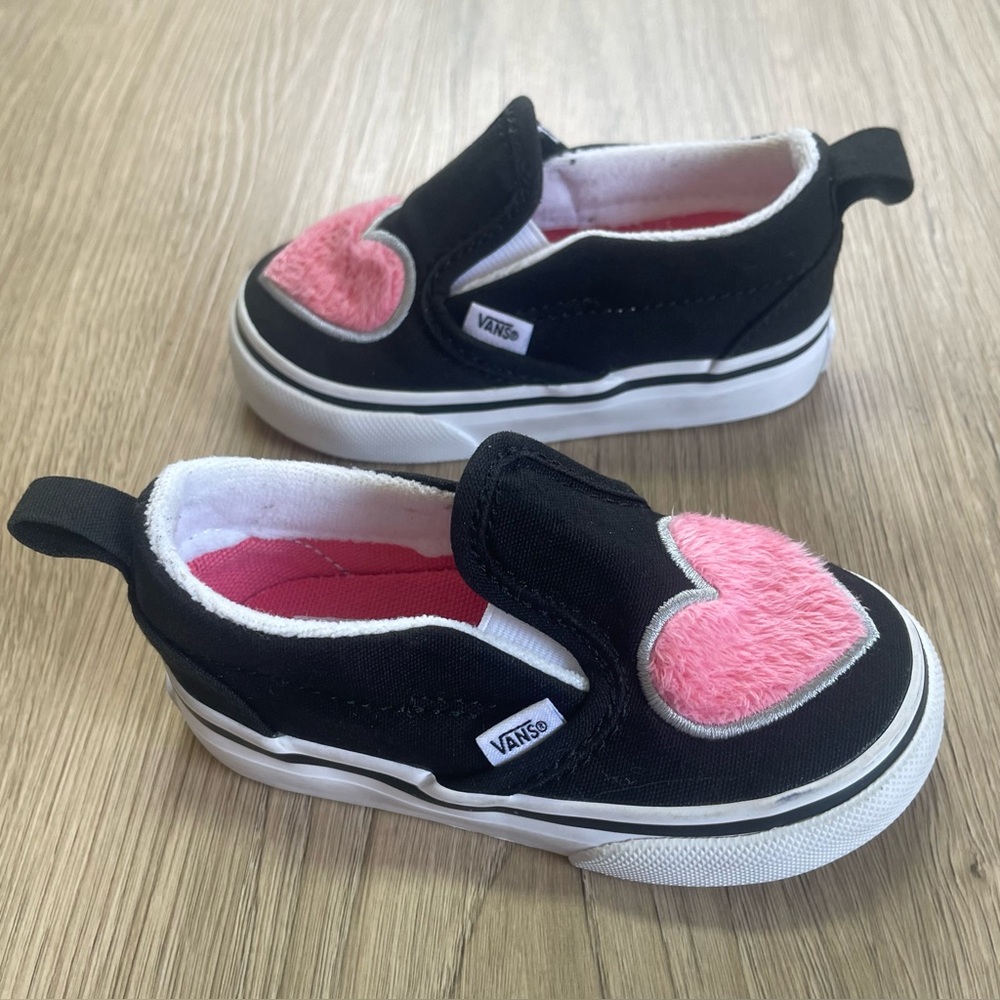 Vans Toddler Slip-On V Fuzzy Pink Heart Black Size 5.5